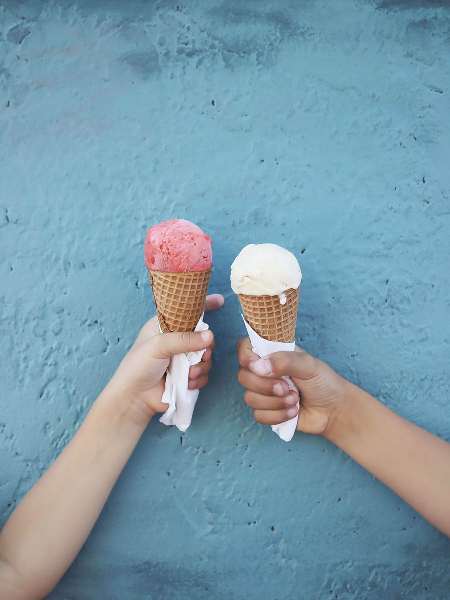 två händer skålar i mjukglass