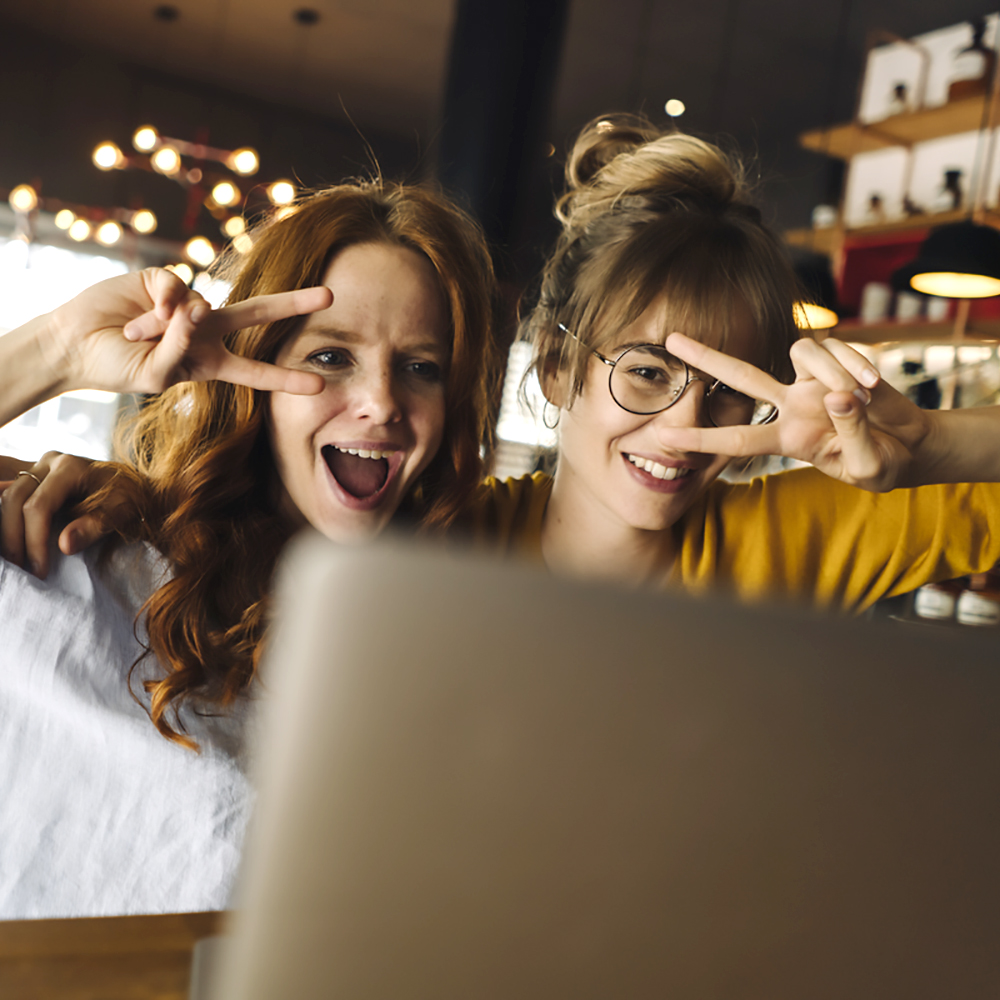 Två lekfulla vänner i videosamtal